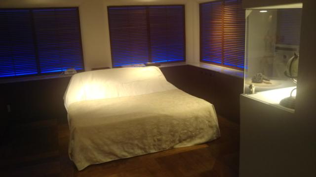 ウォーターホテルS国立(国立市/ラブホテル)の写真『309号室。キングサイズベッドが小さく見えるほど広い部屋！』by やまけんちゃん