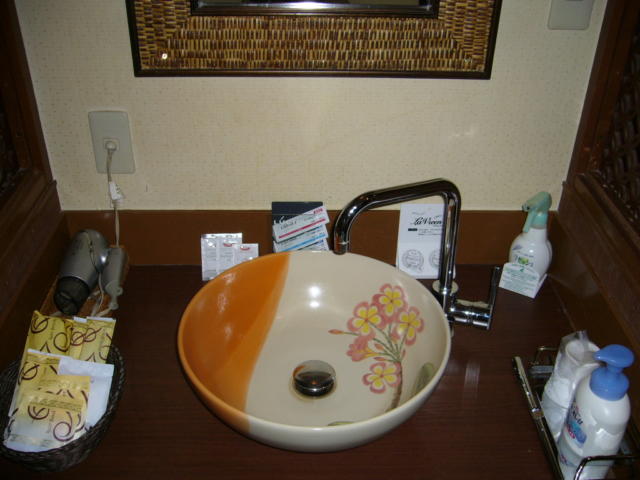 ホテル B-Girl(荒川区/ラブホテル)の写真『703号室　洗面ボールとアメニティ類』by YOSA69