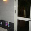 ホテル B-Girl(荒川区/ラブホテル)の写真『703号室　浴室内から出入り扉方向の景色（ガラス扉にヤシの木のプリント、シャンプー、リンス、ボディソープ装備）』by YOSA69