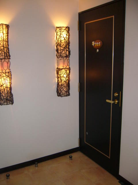 ホテル B-Girl(荒川区/ラブホテル)の写真『703号室　出入口扉　（お洒落な部屋番号付の照明）』by YOSA69