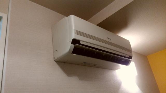 レンタルルーム コスモス(千代田区/ラブホテル)の写真『201号室のエアコン』by 上戸 信二