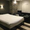 ホテル アトランタ(豊島区/ラブホテル)の写真『304号室、室内、ベッド、ソファ、テーブル』by ACB48