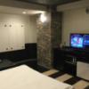 ホテル アトランタ(豊島区/ラブホテル)の写真『304号室、室内、ベッド、テーブル、TV、電子レンジ、冷蔵庫』by ACB48