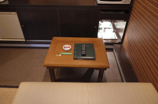 HOTEL KATSURA(カツラ)(台東区/ラブホテル)の写真『103号室　ソファとテーブル』by INA69