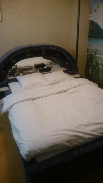 ニューヨーク(武蔵野市/ラブホテル)の写真『205号室、ベッド(枕元は鏡)』by ビデ三郎