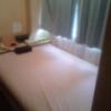 レンタルルーム サンガ(横浜市中区/ラブホテル)の写真『204号室　ベッドはセミダブル程度で十分な広さ。』by セイムス