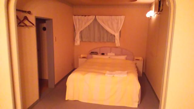 ホテル キャンディー(吉岡町/ラブホテル)の写真『1号室利用。ベットルームは、こんな感じです。少しはラブホらしい？』by キジ