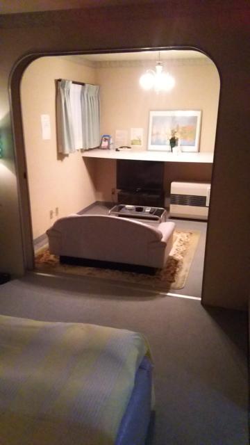 ホテル キャンディー(吉岡町/ラブホテル)の写真『1号室利用。ベットルームから、応接間を見ます。』by キジ