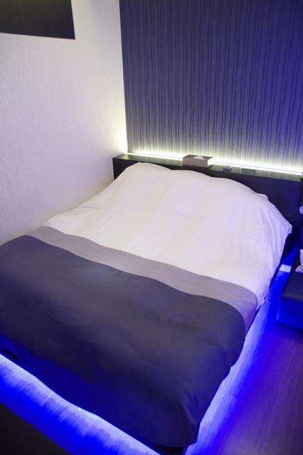 HOTEL IROHA（イロハ）(港区/ラブホテル)の写真『105号室　ベッド』by マーケンワン