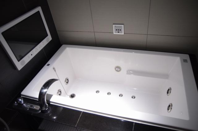 HOTEL IROHA（イロハ）(港区/ラブホテル)の写真『105号室　テレビ＆ジェットバス付き浴槽』by マーケンワン