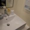 ホテル アトランタ(豊島区/ラブホテル)の写真『604、洗面台。足元にバスタオルとか置いてあります。』by ゆうじい