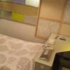 GOLF２厚木(厚木市/ラブホテル)の写真『401号室利用。ﾍﾞｯﾄです。応接ｾｯﾄが枕元にあります。』by キジ