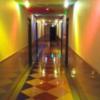 GOLF２厚木(厚木市/ラブホテル)の写真『401号室利用。廊下です。不思議な色合いの通路でした。』by キジ