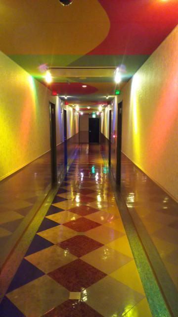 GOLF２厚木(厚木市/ラブホテル)の写真『401号室利用。廊下です。不思議な色合いの通路でした。』by キジ