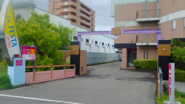 ホテルラフェスタ(高松市/ラブホテル)の写真『昼の駐車場入り口』by くんにお