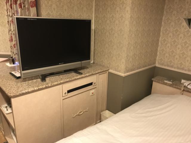 ホテルマーブル(品川区/ラブホテル)の写真『(205号室)ベッド＆TV』by こーめー