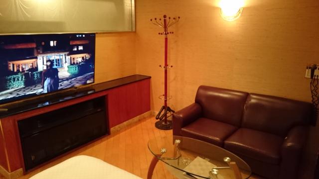 ラモード新宿(新宿区/ラブホテル)の写真『213号室　ソファー&amp;テーブル』by ところてんえもん