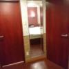 ホテル アトランタ(豊島区/ラブホテル)の写真『703号室 姿見　右のドアを開けると玄関、左はトイレ、バスルームに繋がる』by なめろう