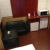 ホテル アトランタ(豊島区/ラブホテル)の写真『703号室 トイレに繋がる左のドアの手前の壁際に並ぶレンジ、冷蔵庫、エアコン、ソファー、テーブル等』by なめろう