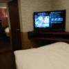 ホテル アトランタ(豊島区/ラブホテル)の写真『703号室 ベッドの足元にテレビ 奥は玄関に繋がるドア』by なめろう