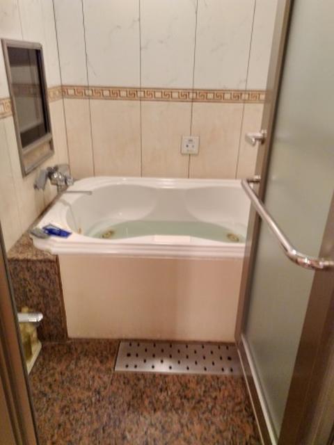 XO新宿(新宿区/ラブホテル)の写真『510号室風呂。洗い場が狭い。』by シンカー