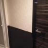 ホテル アトランタ(豊島区/ラブホテル)の写真『501、部屋のドアの前で左側に写るシャワールームを見えるように撮りました』by ゆうじい