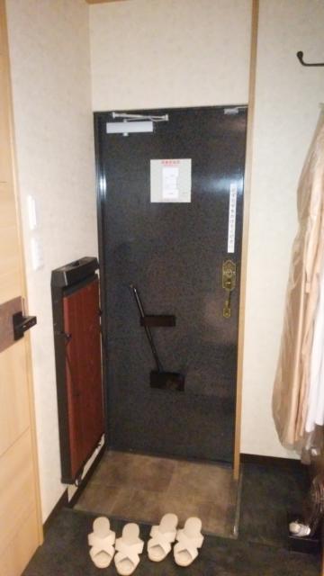 閉店？したホテル(ID:91991)(台東区/ラブホテル)の写真『151号室：浴室側から玄関を撮影(右側にガウン／正面が玄関扉／左側にトイレ)。玄関スペースは余裕あり。』by オレの地雷を越えてゆけ！