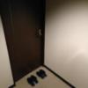 アラウダリゾート国立(国立市/ラブホテル)の写真『315号室、部屋入り口扉とスリッパ』by おむすび