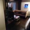 アラウダリゾート国立(国立市/ラブホテル)の写真『315号室、部屋入り口から見たソファー側の眺め』by おむすび