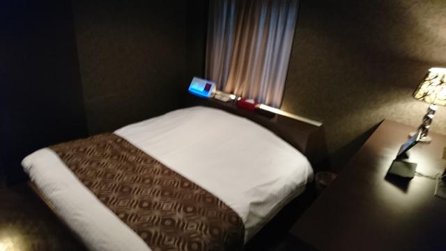 アラウダリゾート国立(国立市/ラブホテル)の写真『315号室、部屋入り口から見たベッド側の眺め』by おむすび