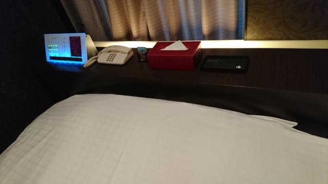 アラウダリゾート国立(国立市/ラブホテル)の写真『315号室、ベッド枕元』by おむすび