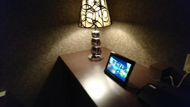 アラウダリゾート国立(国立市/ラブホテル)の写真『315号室、ベッド枕元のスタンド』by おむすび