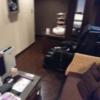 アラウダリゾート国立(国立市/ラブホテル)の写真『315号室、ソファーとTVと奥の洗面台』by おむすび