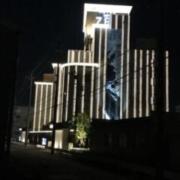 HOTEL ZEN 一宮(ゼンイチノミヤ)(一宮市/ラブホテル)の写真『夜の外観』by まさおJリーグカレーよ