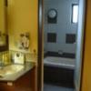 CHECK INN BALI(豊島区/ラブホテル)の写真『204号室（洗面室の奥が浴室です）』by 格付屋