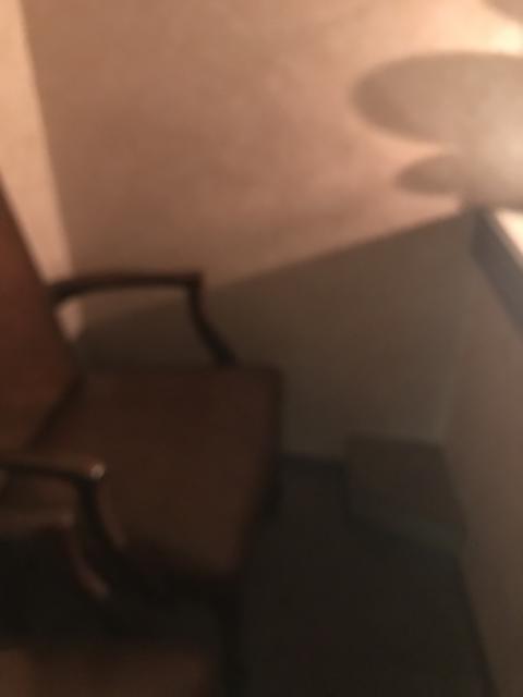 ホテルいいじま(新宿区/ラブホテル)の写真『待合室の椅子』by 少佐
