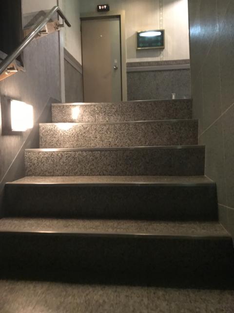 ホテルいいじま(新宿区/ラブホテル)の写真『1階から2階の階段』by 少佐