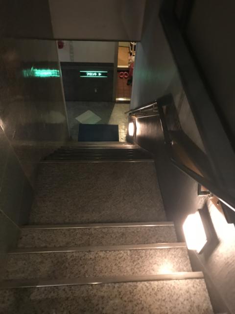 ホテルいいじま(新宿区/ラブホテル)の写真『2階から1階の階段』by 少佐