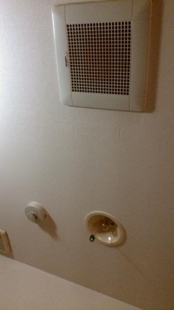 レンタルルーム ROOMS(新宿区/ラブホテル)の写真『10号室の天井　火災報知器』by 上戸 信二