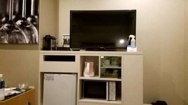 HOTEL COREST（コレスト）(中央区/ラブホテル)の写真『503号TVと茶器。冷蔵庫にはミネラルウォーターが』by 春風拳