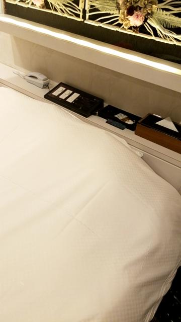 HOTEL COREST（コレスト）(中央区/ラブホテル)の写真『503号室ベッド際』by 春風拳