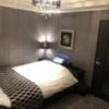 HOTEL REFRAIN(リフレイン)(豊島区/ラブホテル)の写真『307号室、ベッド周辺』by かとう茨城47