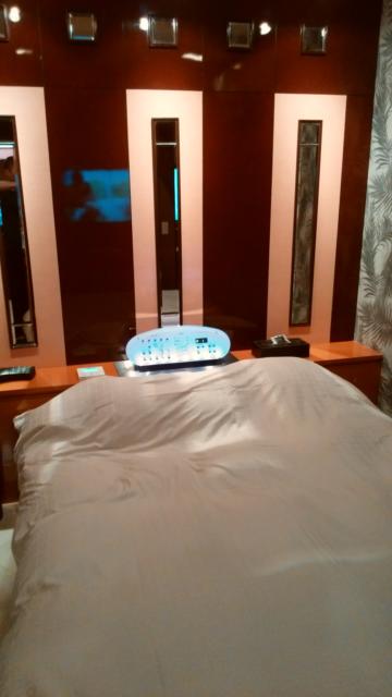 ホテル 山王(台東区/ラブホテル)の写真『401号室：ベッド全景(枕元に設置型のエアコンスイッチがあります)』by オレの地雷を越えてゆけ！