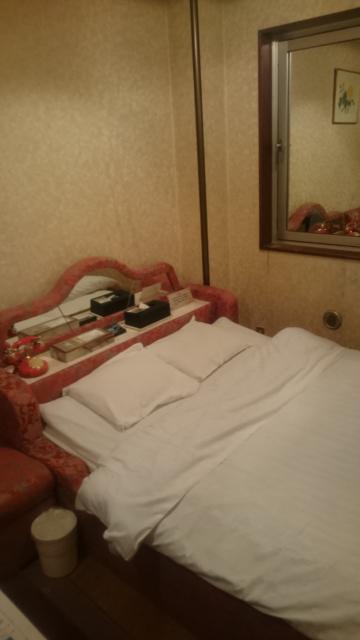 ニューヨーク(武蔵野市/ラブホテル)の写真『206号室、ベッドと右側に鏡』by ビデ三郎