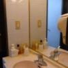 ドルフィン(新宿区/ラブホテル)の写真『203号室（入口入ってすぐ洗面台。狭いです。シンプルな作りで奥が浴室）』by 格付屋