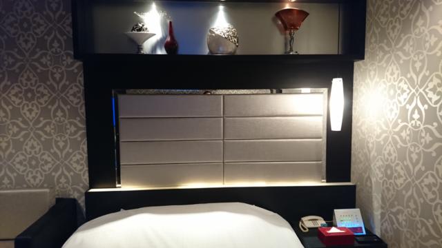 アラウダリゾート国立(国立市/ラブホテル)の写真『407号室、ベッドの上の飾り』by おむすび
