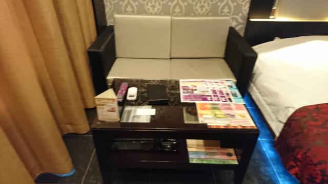 アラウダリゾート国立(国立市/ラブホテル)の写真『407号室、ソファーとテーブル』by おむすび
