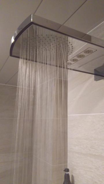 KNOWS HOTEL(ノウズホテル)(沼津市/ラブホテル)の写真『207号室利用、上から大量のシャワーです。』by キジ