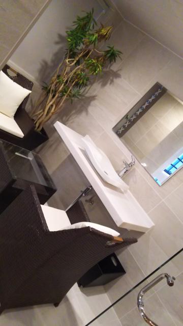 KNOWS HOTEL(ノウズホテル)(沼津市/ラブホテル)の写真『207号室利用、お風呂の部屋の中に第２洗面所と、第２応接セットが。』by キジ