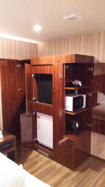 KNOWS HOTEL(ノウズホテル)(沼津市/ラブホテル)の写真『207号室利用。電子レンジや冷蔵庫などの必要なものは、この棚に。』by キジ